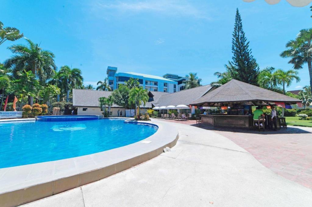 The Ritz Hotel At Garden Oases Davao City Extérieur photo
