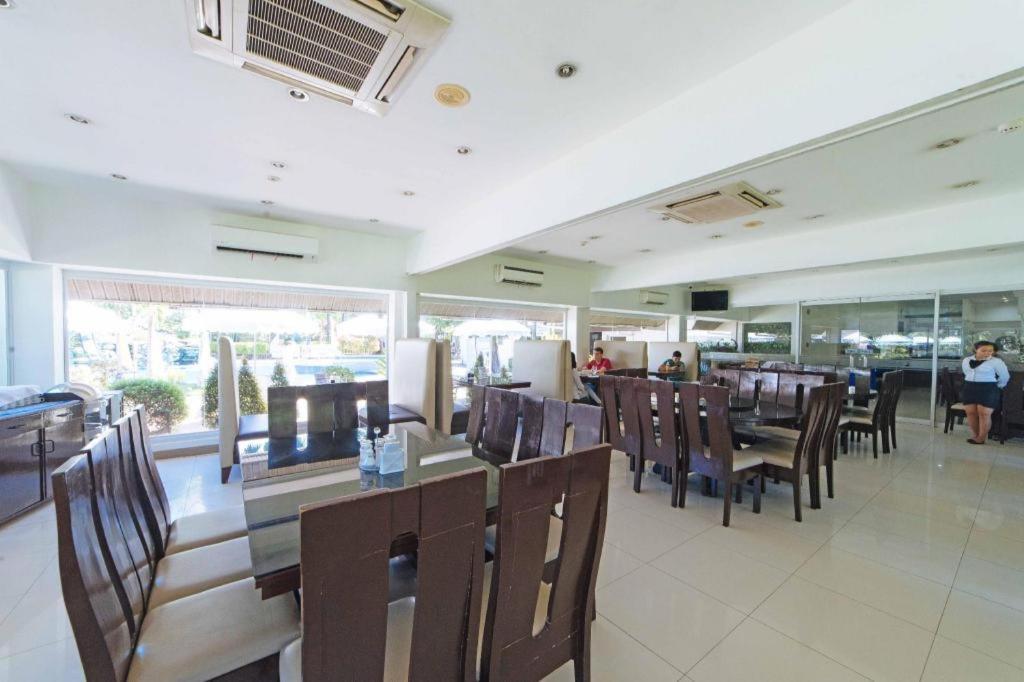 The Ritz Hotel At Garden Oases Davao City Extérieur photo