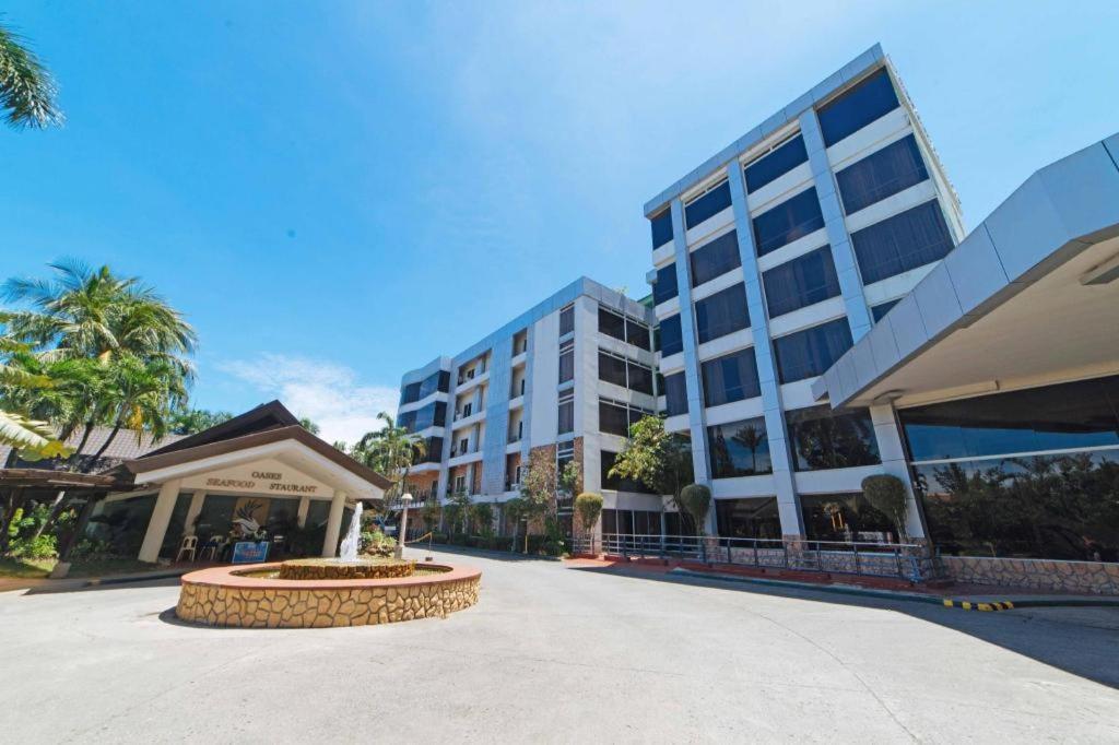 The Ritz Hotel At Garden Oases Davao City Extérieur photo