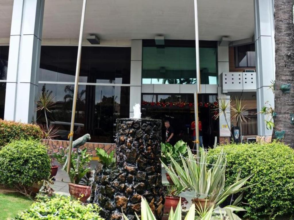 The Ritz Hotel At Garden Oases Davao City Extérieur photo