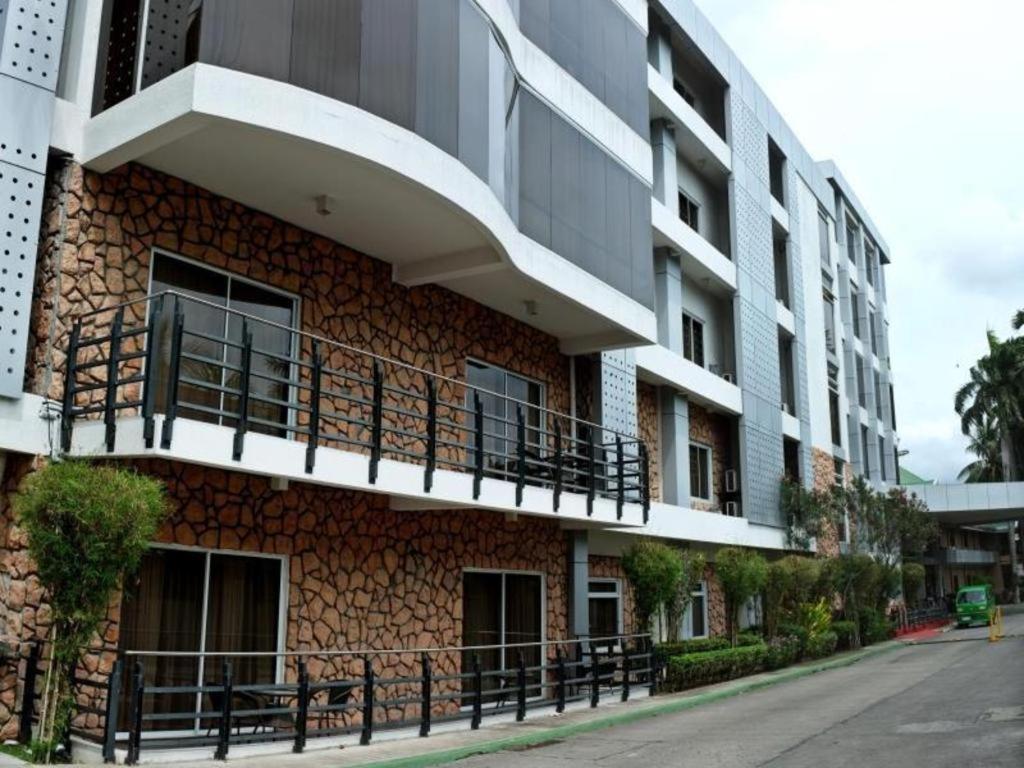 The Ritz Hotel At Garden Oases Davao City Extérieur photo