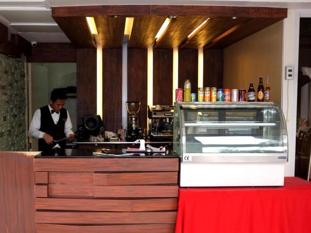 The Ritz Hotel At Garden Oases Davao City Extérieur photo
