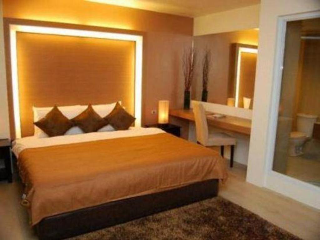 The Ritz Hotel At Garden Oases Davao City Extérieur photo