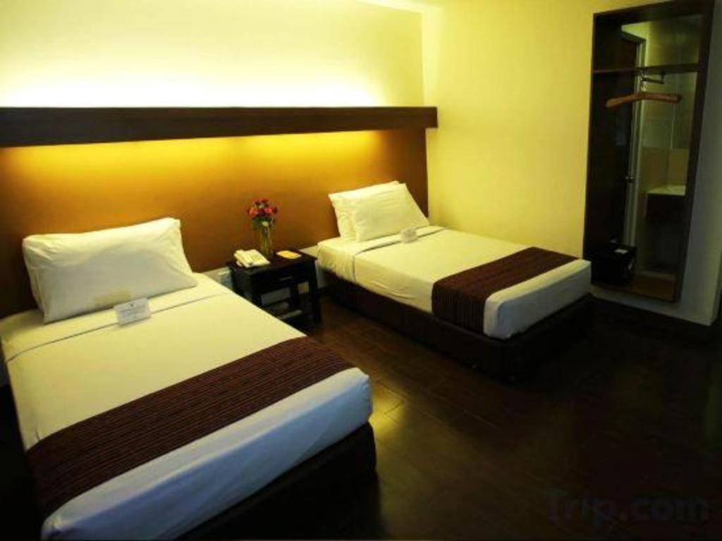 The Ritz Hotel At Garden Oases Davao City Extérieur photo