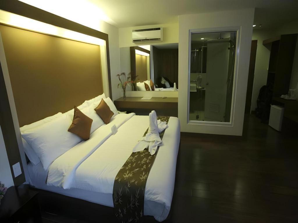 The Ritz Hotel At Garden Oases Davao City Extérieur photo
