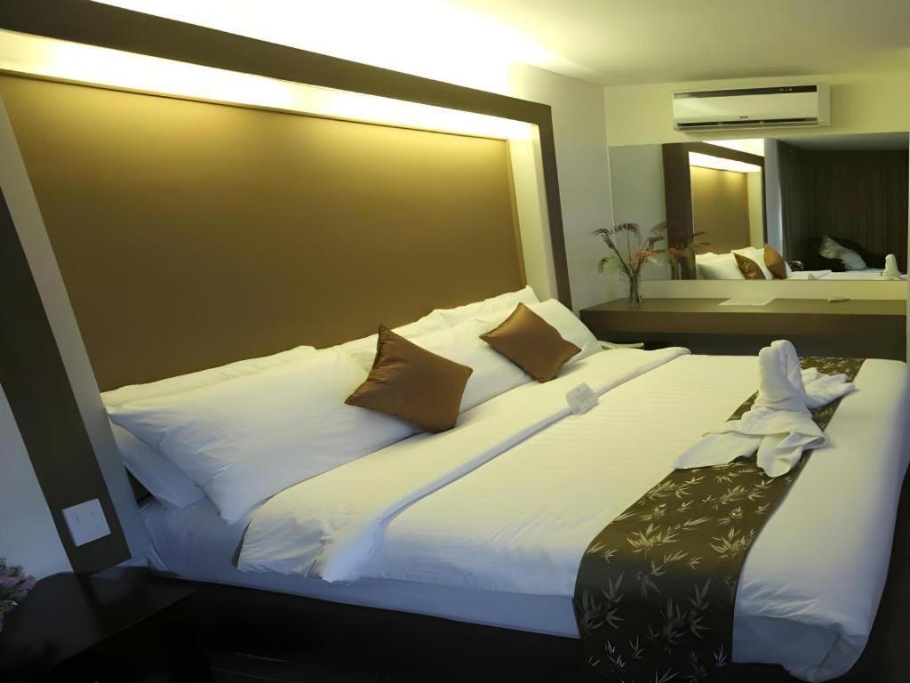 The Ritz Hotel At Garden Oases Davao City Extérieur photo