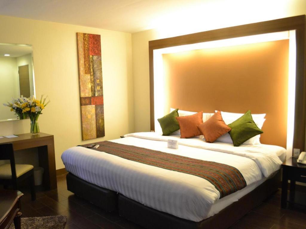 The Ritz Hotel At Garden Oases Davao City Extérieur photo