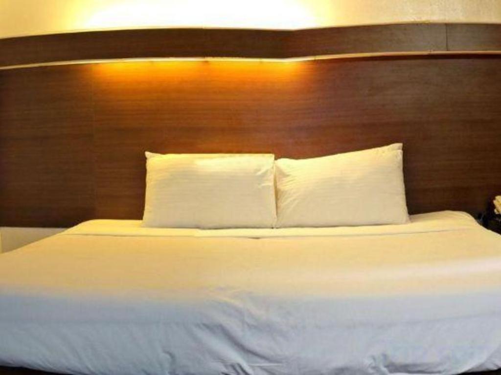 The Ritz Hotel At Garden Oases Davao City Extérieur photo