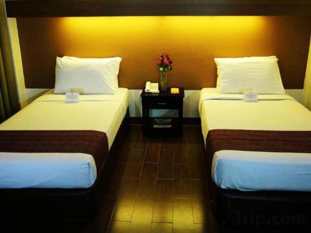 The Ritz Hotel At Garden Oases Davao City Extérieur photo