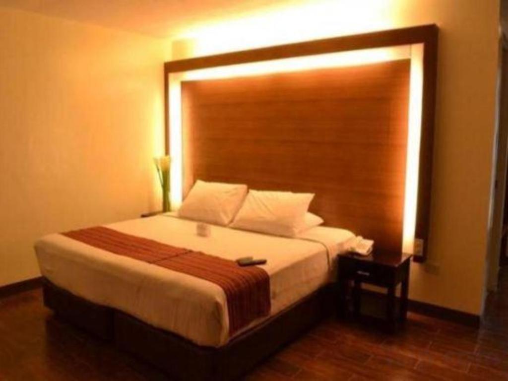 The Ritz Hotel At Garden Oases Davao City Extérieur photo