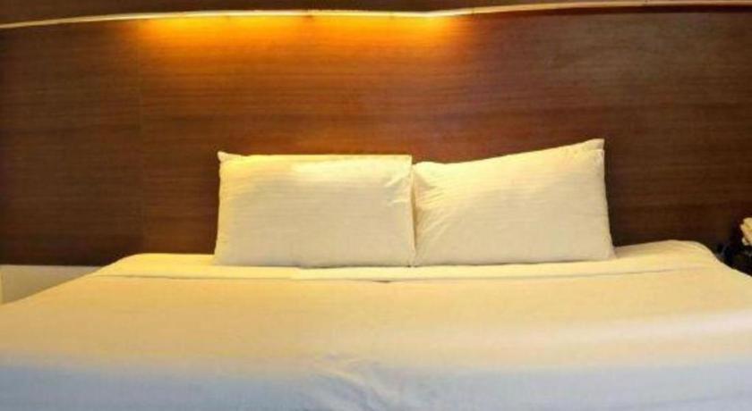 The Ritz Hotel At Garden Oases Davao City Extérieur photo