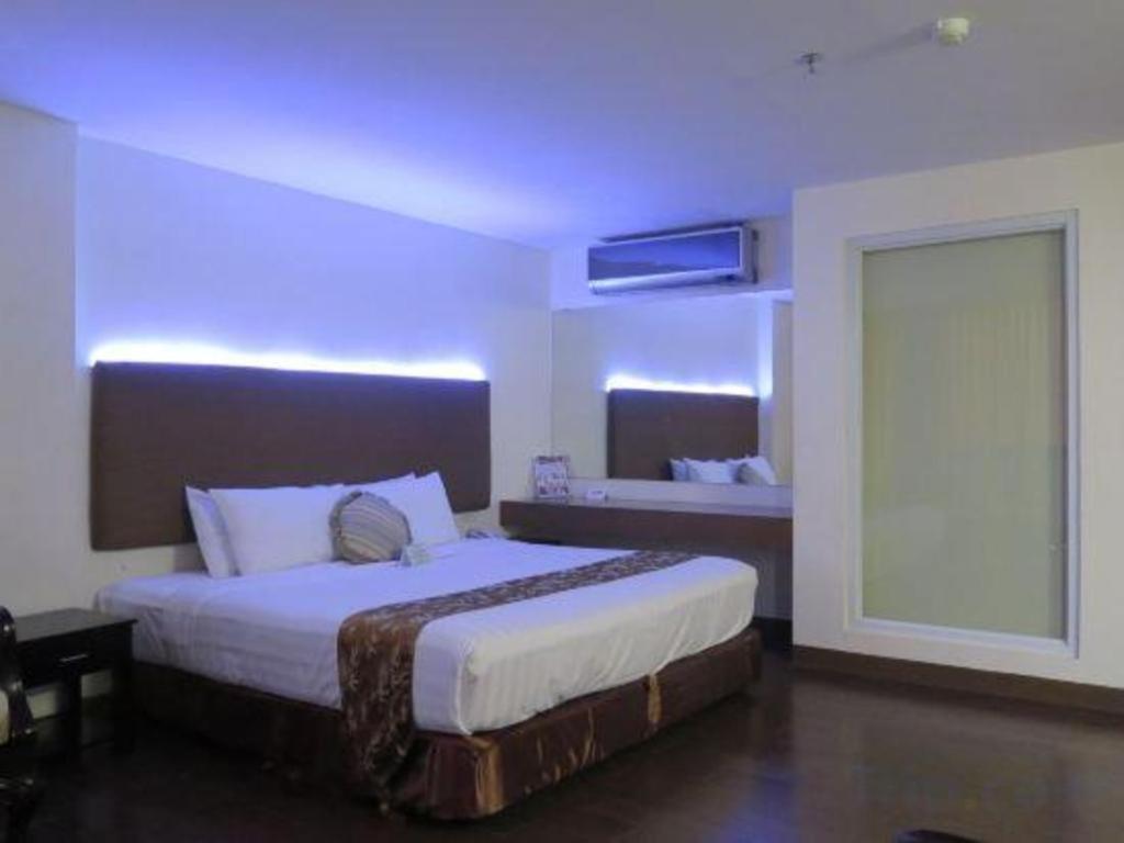 The Ritz Hotel At Garden Oases Davao City Extérieur photo