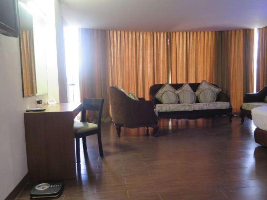 The Ritz Hotel At Garden Oases Davao City Extérieur photo
