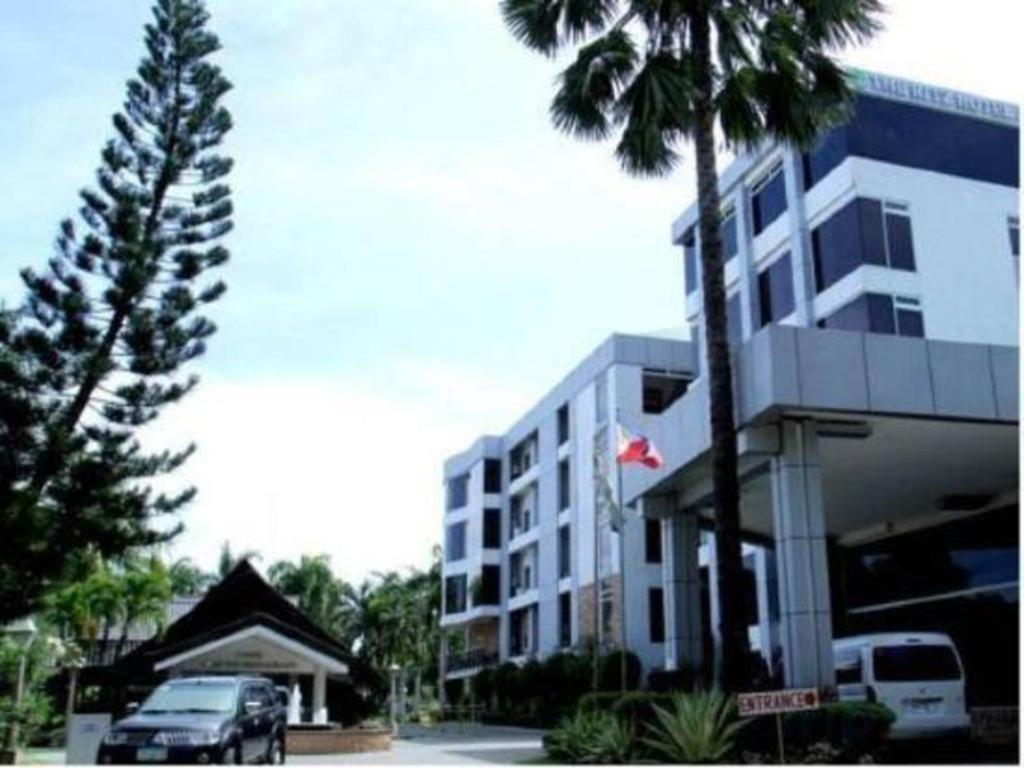 The Ritz Hotel At Garden Oases Davao City Extérieur photo
