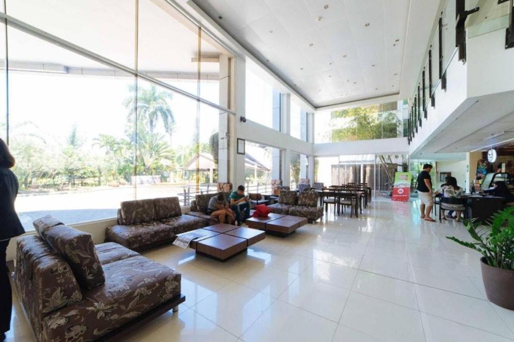 The Ritz Hotel At Garden Oases Davao City Extérieur photo