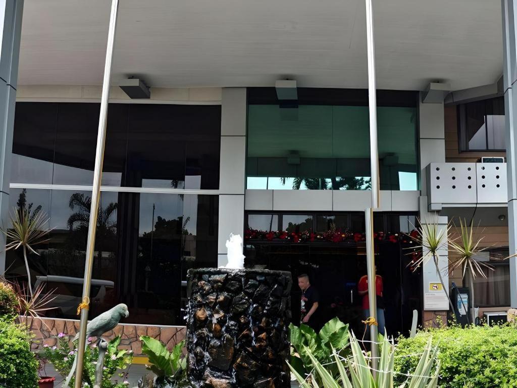 The Ritz Hotel At Garden Oases Davao City Extérieur photo