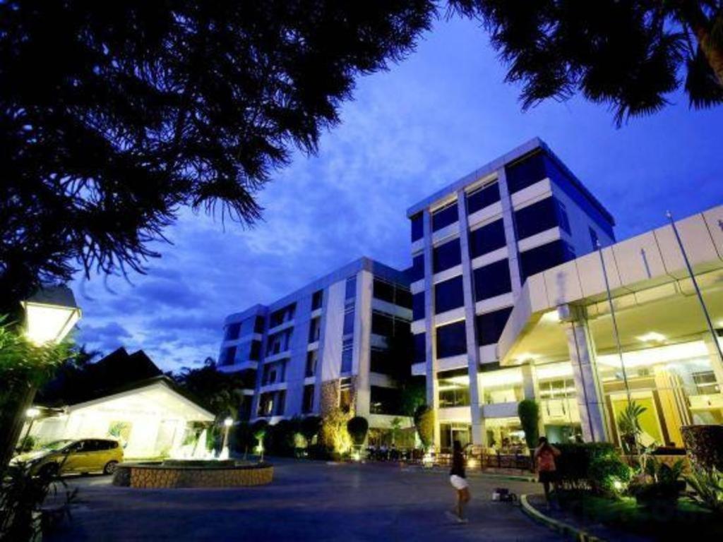 The Ritz Hotel At Garden Oases Davao City Extérieur photo